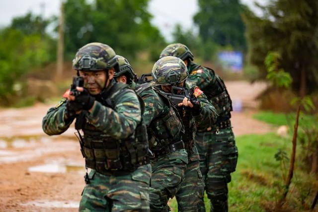 武警去特戰(zhàn)之路，挑戰(zhàn)與機(jī)遇并存，難嗎？，武警特戰(zhàn)之路，挑戰(zhàn)與機(jī)遇并存，難關(guān)重重，勇往直前！
