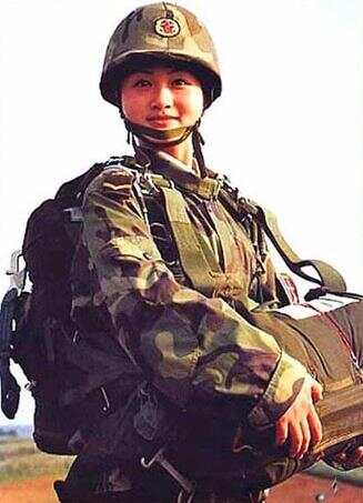 中國(guó)女兵高清單人照片，堅(jiān)韌與榮耀的象征，中國(guó)女兵高清單人照，堅(jiān)韌與榮耀的永恒象征