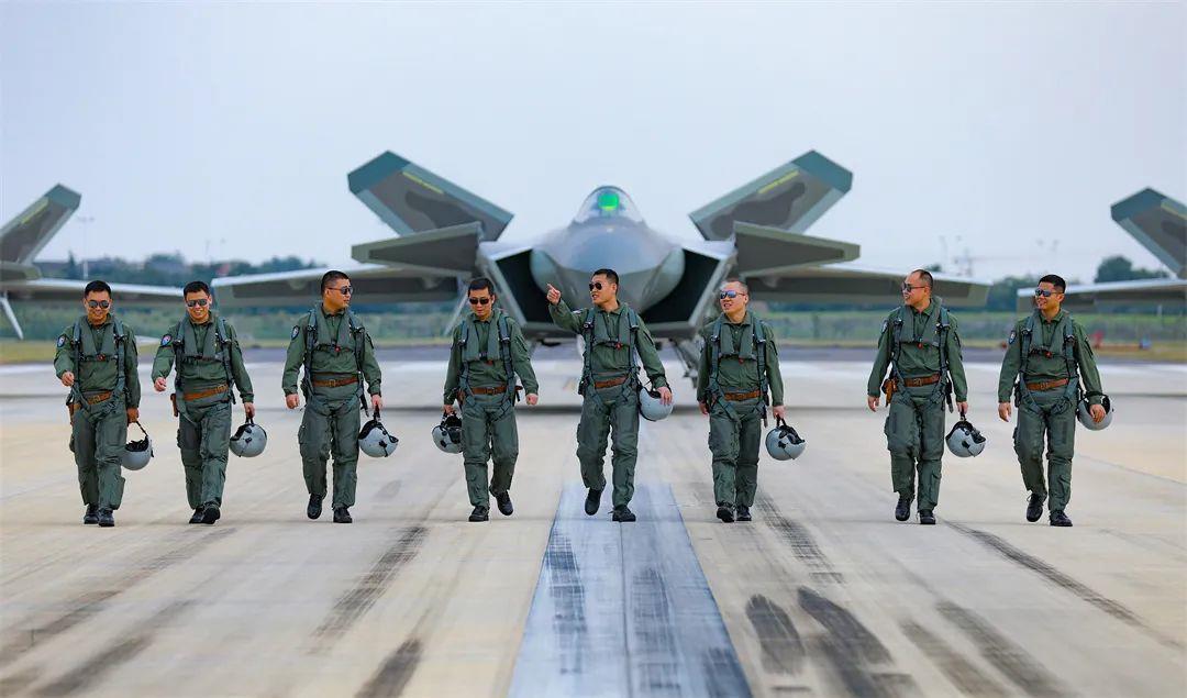 空軍95949部隊(duì)，榮耀與擔(dān)當(dāng)?shù)南笳鳎哲?5949部隊(duì)，榮耀與擔(dān)當(dāng)?shù)牡浞? class=