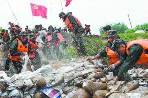 武警與解放軍衣服之美的獨(dú)特視角，武警與解放軍制服之美的獨(dú)特視角賞析