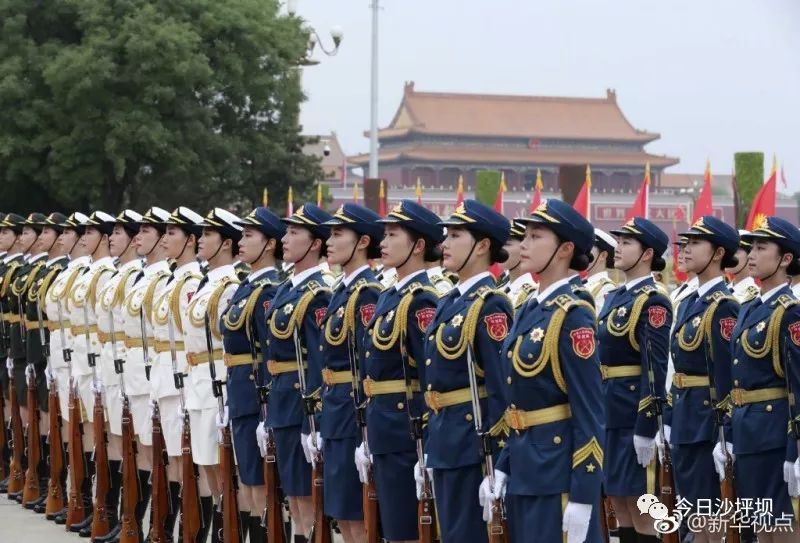 女兵方隊第一排第十名，榮耀與責任，女兵方隊第一排第十名，榮耀與責任的見證