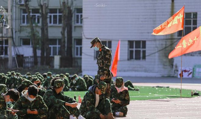 中國(guó)人民解放軍陸軍作戰(zhàn)服裝，歷史演變與現(xiàn)代發(fā)展，中國(guó)人民解放軍陸軍作戰(zhàn)服裝，歷史演變與現(xiàn)代進(jìn)展