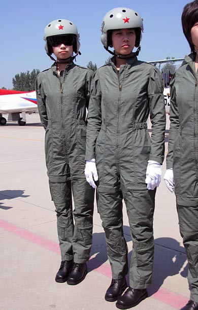 中國(guó)空軍飛行員衣服圖片，展現(xiàn)中國(guó)空軍風(fēng)采的服飾細(xì)節(jié)，中國(guó)空軍飛行員服飾細(xì)節(jié)展現(xiàn)風(fēng)采，飛行員制服圖片一覽
