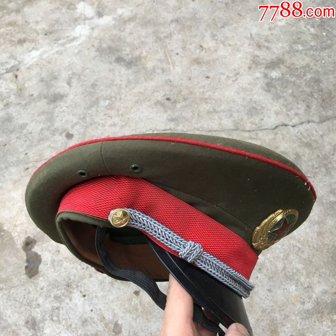 軍官與士官帽子圖片，歷史、象征與差異，軍官與士官帽子詳解，歷史背景、象征意義及差異圖片展示