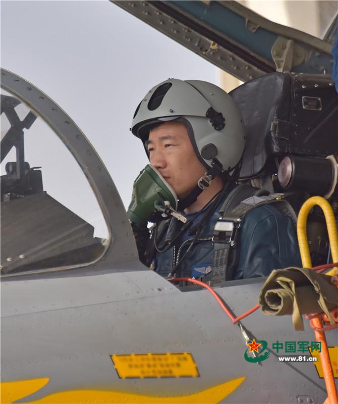 空軍航空兵第15旅，榮耀與擔當?shù)南笳鳎哲姾娇毡?5旅，榮耀與擔當?shù)牡浞吨? class=
