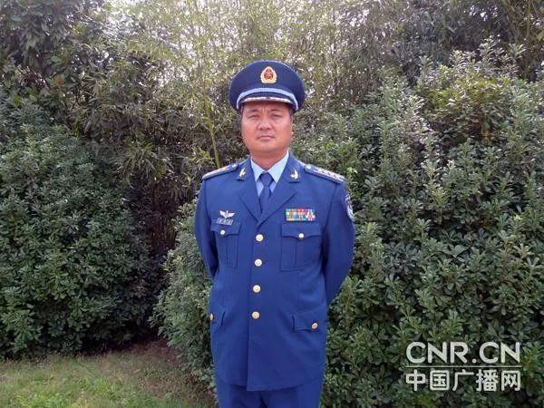 空降兵現(xiàn)任第十五軍軍長(zhǎng)，勇?lián)姑?，鑄就新時(shí)代鐵軍之魂，新時(shí)代鐵軍之魂的鑄就者，第十五軍軍長(zhǎng)勇?lián)姑I(lǐng)空降兵前行