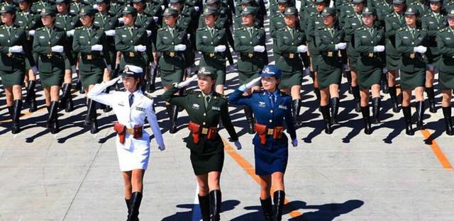閱兵式上的女兵方隊(duì)，展現(xiàn)新時(shí)代巾幗英雄風(fēng)采，閱兵式上的女兵方隊(duì)，展現(xiàn)新時(shí)代巾幗英雄風(fēng)采閃耀全場