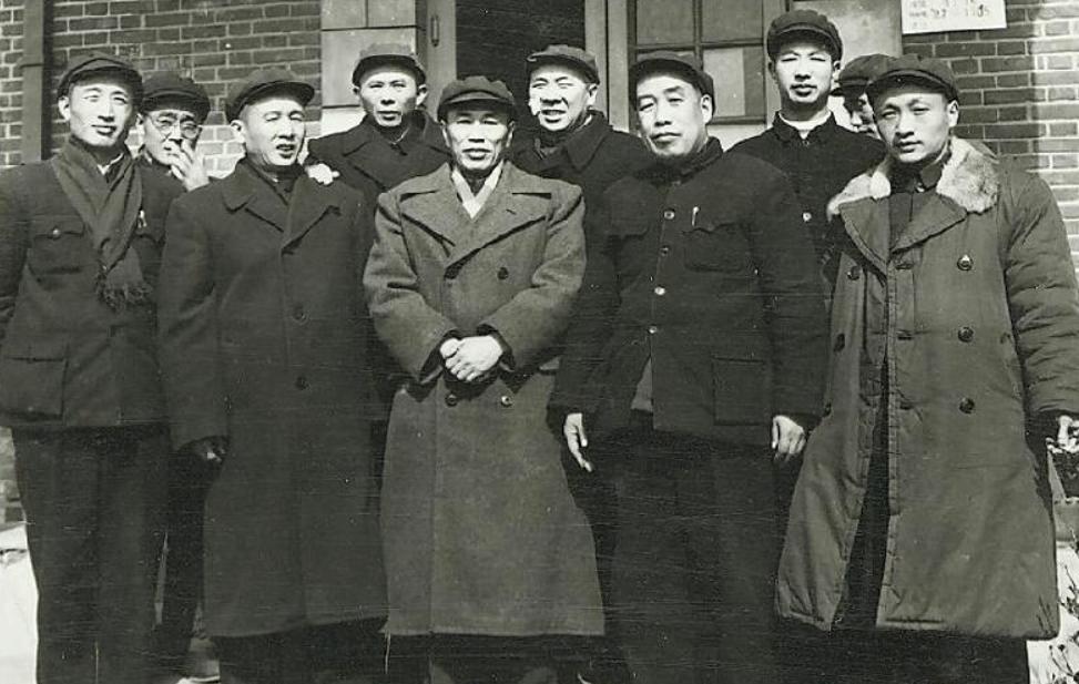 中國人民志愿軍，司令員兼政委的卓越領(lǐng)導(dǎo)，中國人民志愿軍司令員兼政委的卓越領(lǐng)導(dǎo)風(fēng)采
