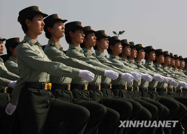 三軍女兵方隊紀錄片，展現(xiàn)新時代巾幗英雄的颯爽英姿，新時代巾幗英雄風(fēng)采，三軍女兵方隊紀錄片展現(xiàn)颯爽英姿