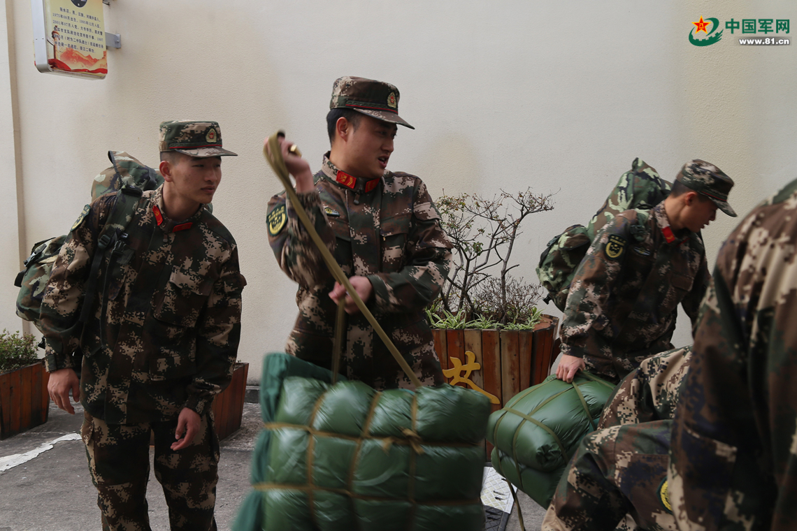 新兵下連老兵的作業(yè)，傳承與擔(dān)當(dāng)，新兵下連老兵的作業(yè)，傳承與擔(dān)當(dāng)?shù)氖姑? class=