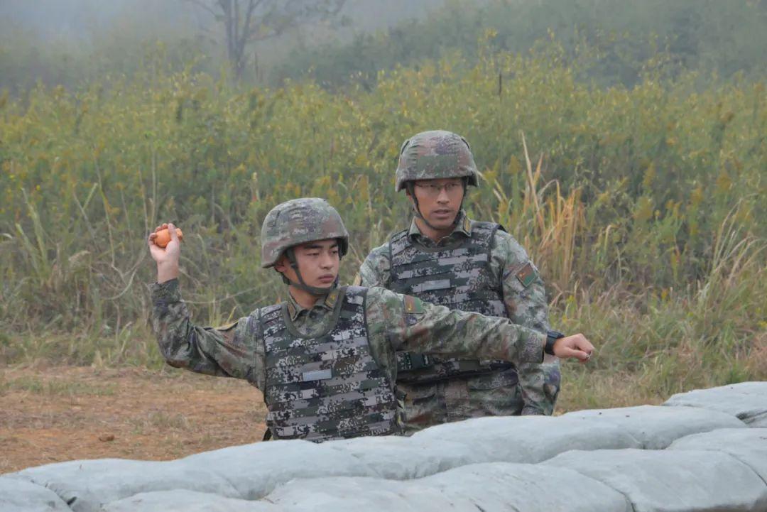 褲子里藏手榴彈的視頻，揭示背后的真相與警示意義，褲內(nèi)藏手榴彈視頻背后的真相與警示啟示