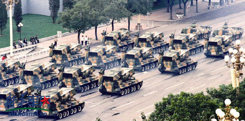 履帶自行榴彈炮方隊，展現(xiàn)現(xiàn)代化軍事力量的雄姿，履帶自行榴彈炮方隊，現(xiàn)代化軍事力量的壯麗展示